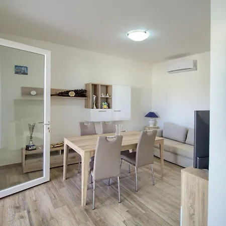 Luci Front House Hotel *