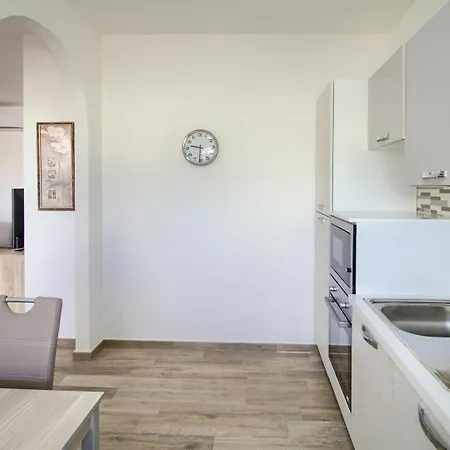 Luci Front House