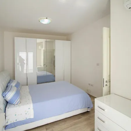 Luci Front House