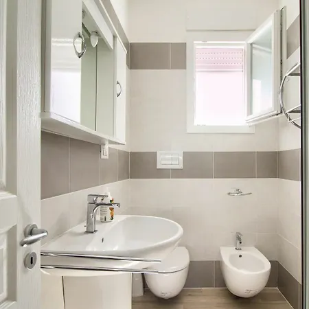 Luci Front House Hotel