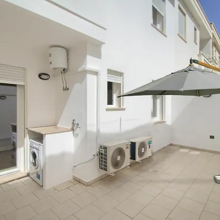 Luci Front House Hotel *