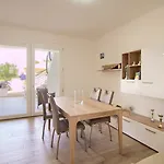 Luci Front Beach House *