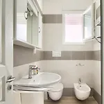 Luci Front House Hotel