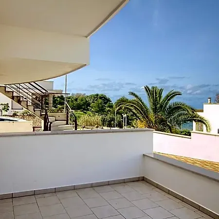 Luci Front House فندق *