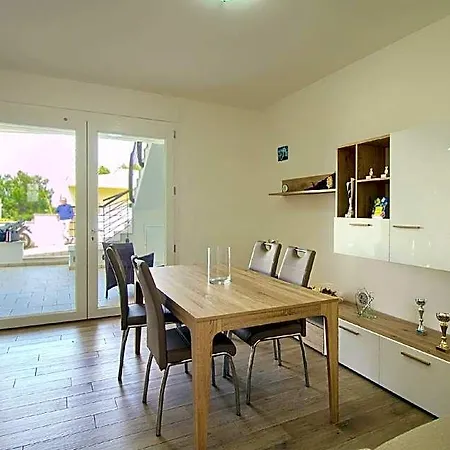 Luci Front House