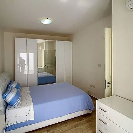 Luci Front House فندق
