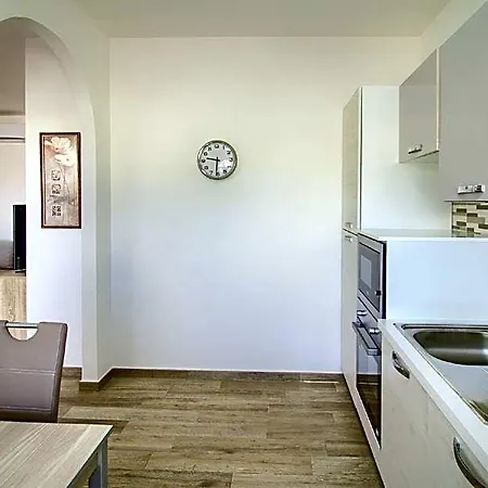 Luci Front House فندق *