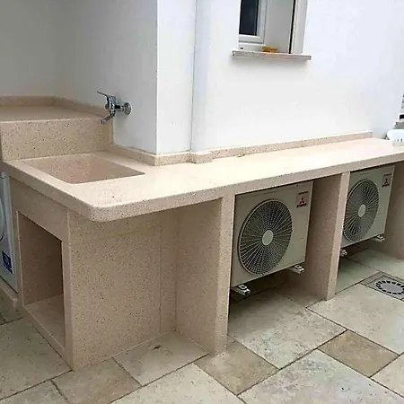 Luci Front House فندق